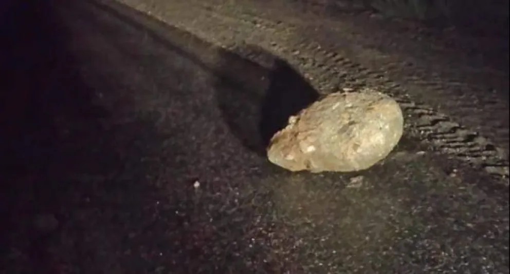 Alertan por desprendimientos de piedras sobre la calzada en el Cañadón de la Mosca