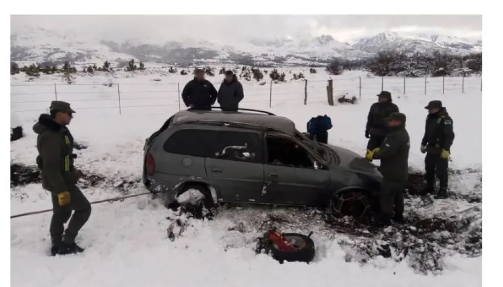 Gendarmes asistieron a tres personas varadas en la nieve