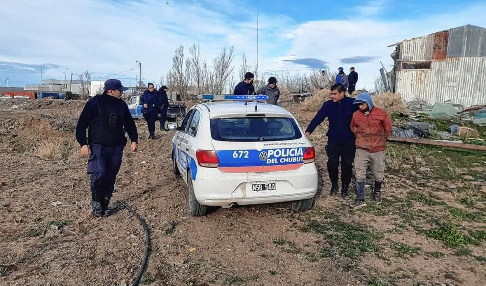 Acopiaban repuestos de camiones valuados en 2 millones de pesos, los atraparon los propietarios y los entregaron a la policía