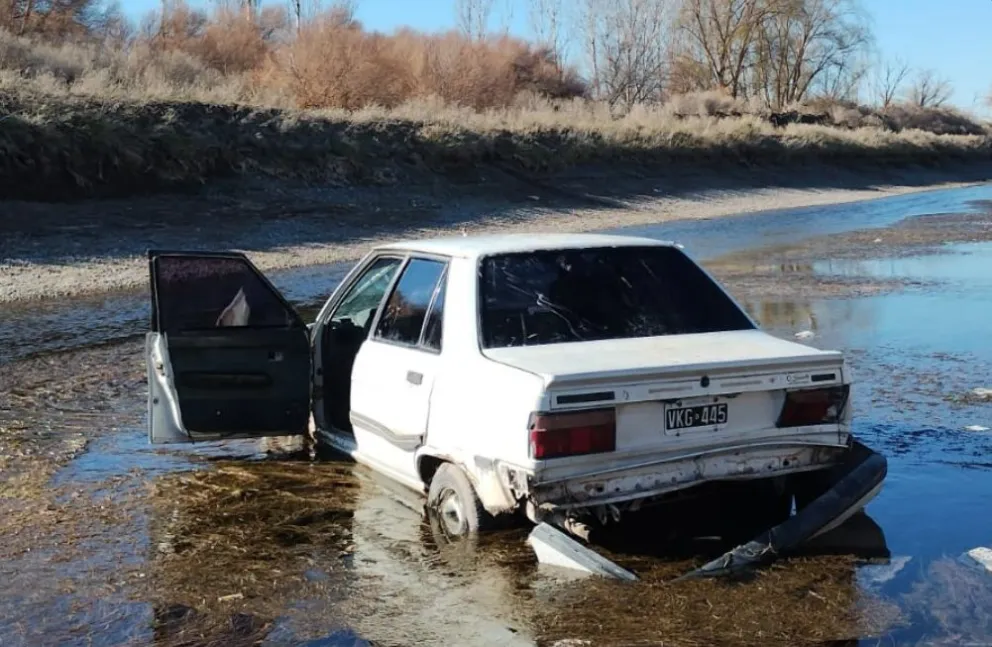 Otro auto cayó al canal grande: falta de señalización o negligencia de conductores 