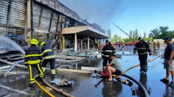 Un misil ruso impactó en un centro comercial de Ucrania: 11 muertos y decenas de heridos