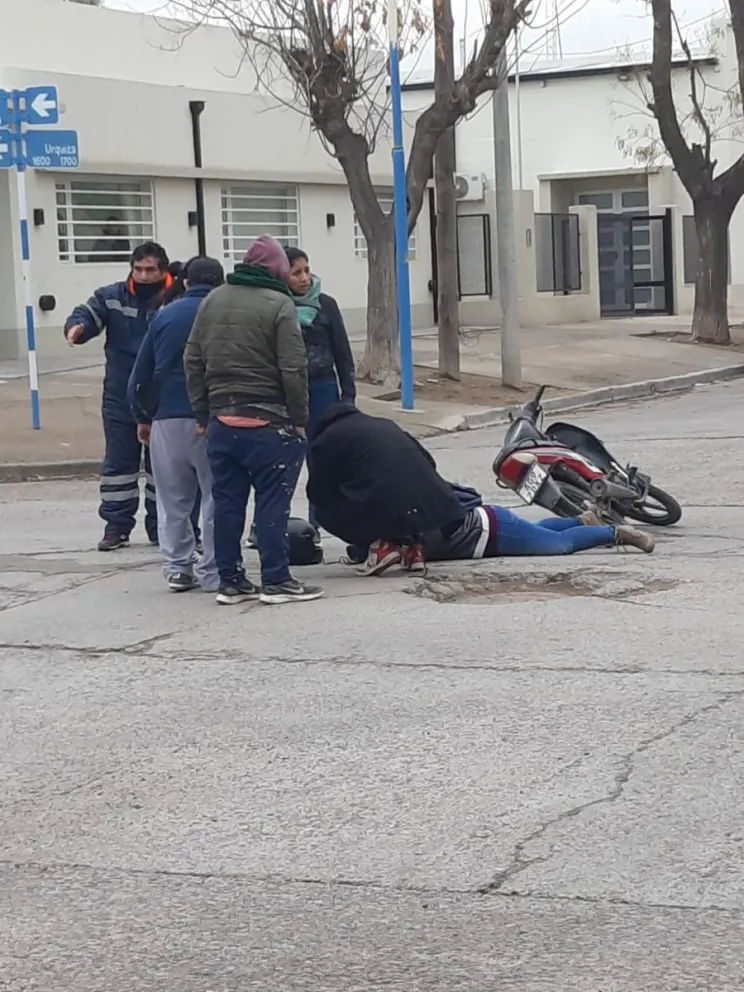 Ahora: Chocaron dos motos en una esquina de barrio Bagliani