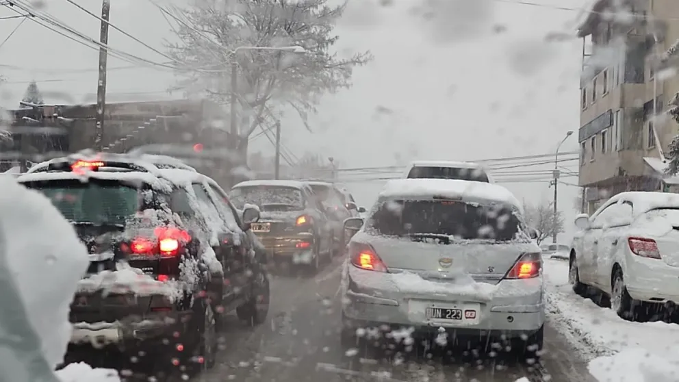 Aunque estaba pronosticada, la nevada provocó varios inconvenientes en Bariloche