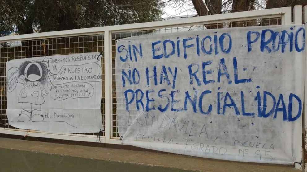 Escuela 95: Mientras la comunidad realizaba un abrazo simbólico, se recibieron seis ofertas para realizar las obras