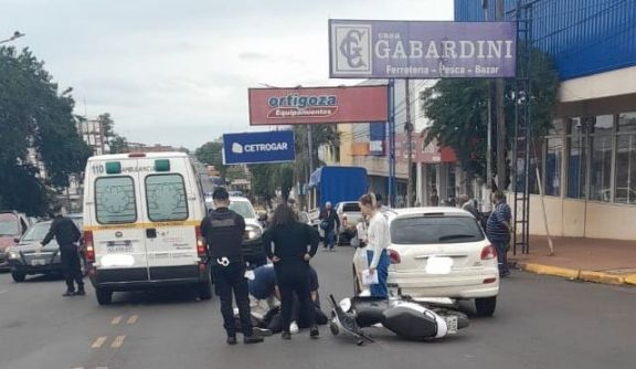 Una mujer resultó herida tras colisión entre moto y auto en Posadas 
