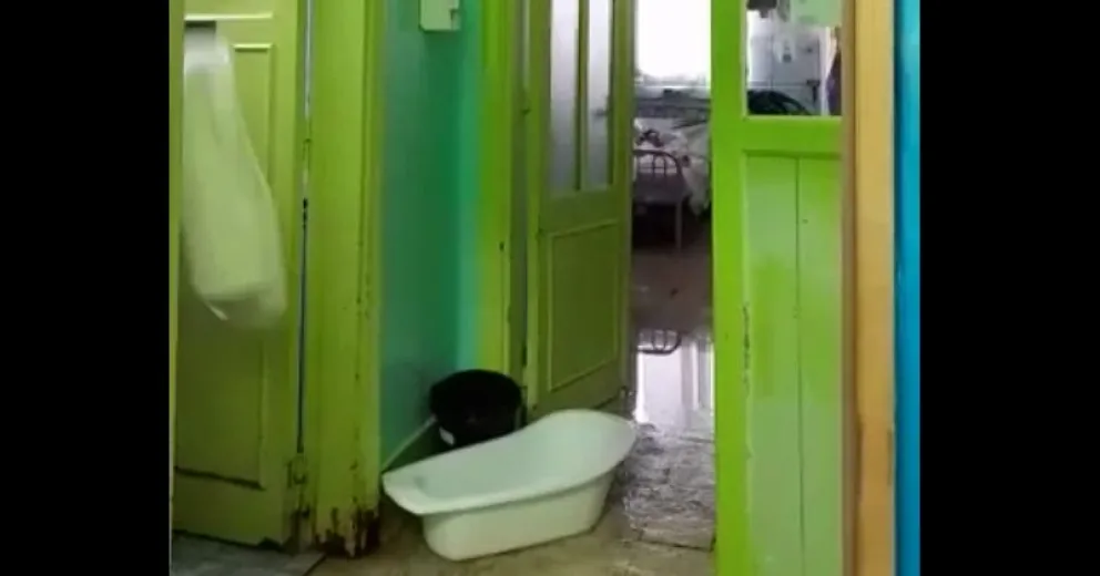 En el Hospital Zonal tuvieron que poner bañeras de bebés para controlar las goteras