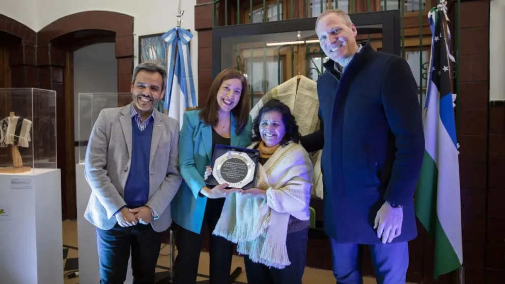 ¡Orgullo roquense! Una mujer de nuestra localidad ganó $150.000 al Primer poncho rionegrino