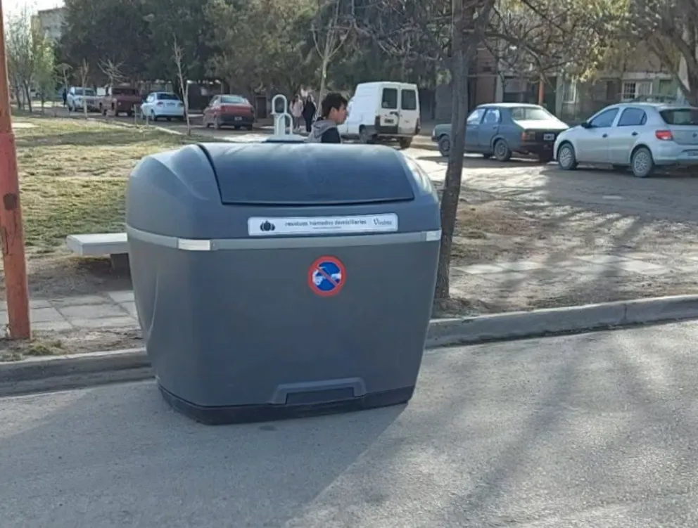 Ya están colocados los nuevos contenedores de basura en los grandes complejos habitacionales