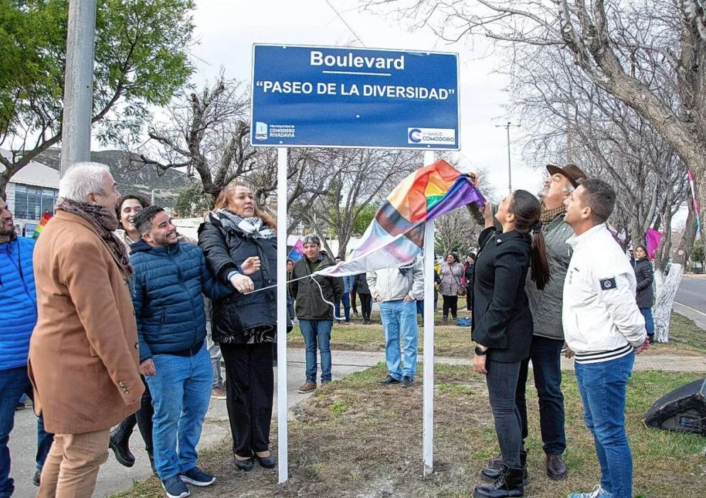 Quedó inaugurado el Paseo de la Diversidad en avenida Rivadavia