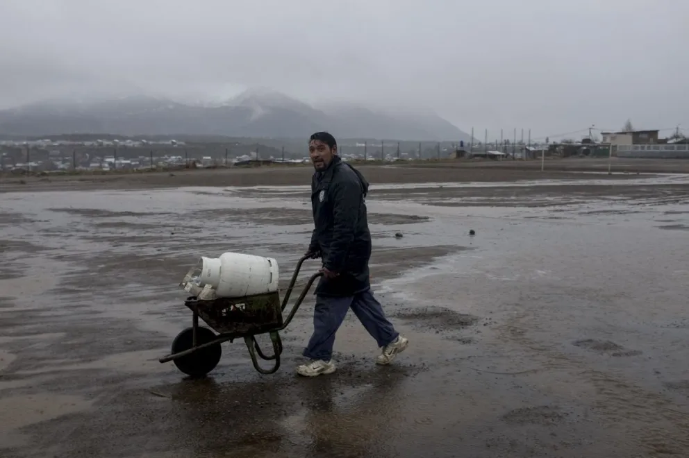 Nuestras Malvinas: "Necesitamos alguna calle pavimentada para poder salir del barrio"
