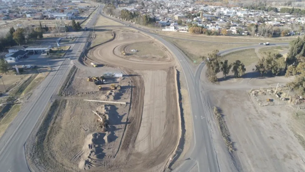 Vialidad Nacional avanza con la construcción de una de las rotondas más importante de la Ruta 22