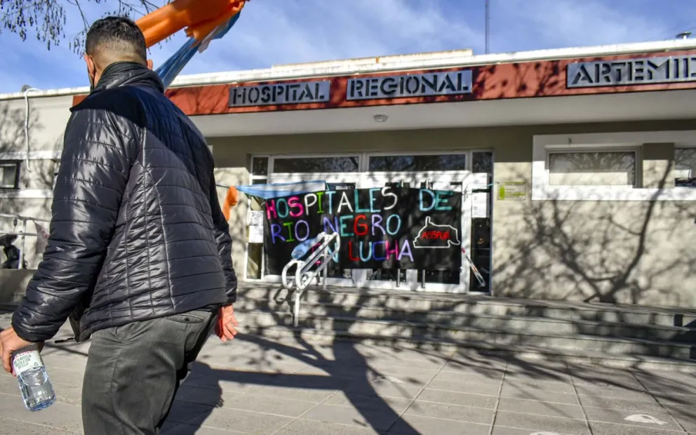 El drama de quienes se tienen que atender en el Hospital Zatti: “Se vulneran los derechos”