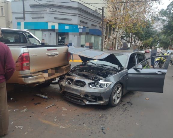 Un BMW y una camioneta colisionaron en pleno centro de Posadas 