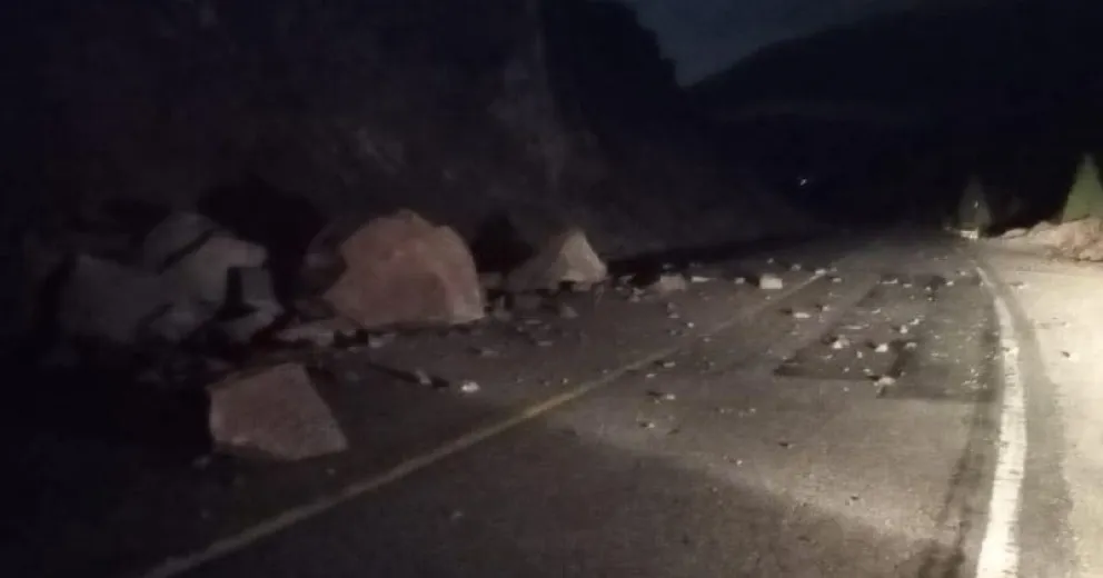 Precaución en la Ruta de los Siete Lagos por derrumbe de piedras