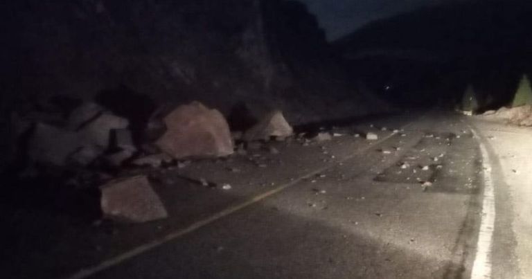 Precaución en la Ruta de los Siete Lagos por derrumbe de piedras ...