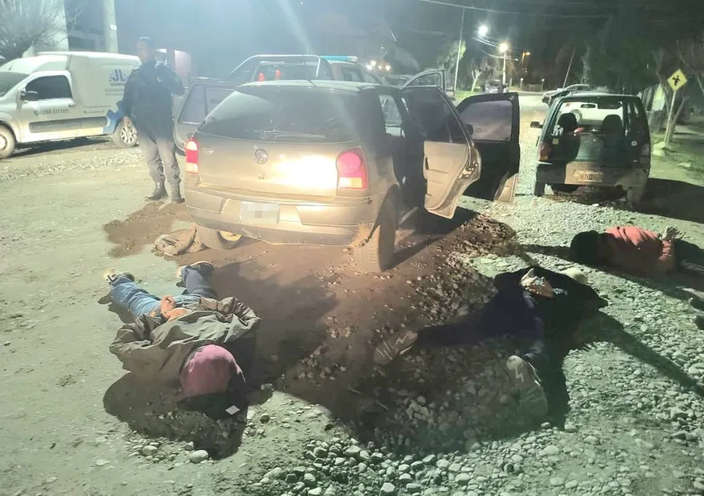 Tenían un arma cargada y merodeaban viviendas en El Mallín: terminaron presos