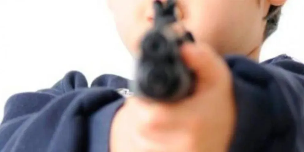 Horror: un nene mató a un bebé mientras jugaba con el arma de su padre