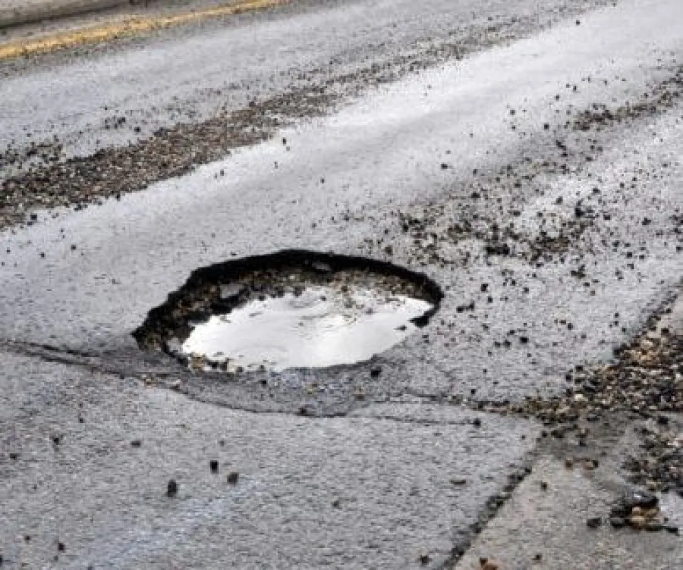 Contabilizaron más de 100 pozos sobre la calzada en las rutas 16 y 45