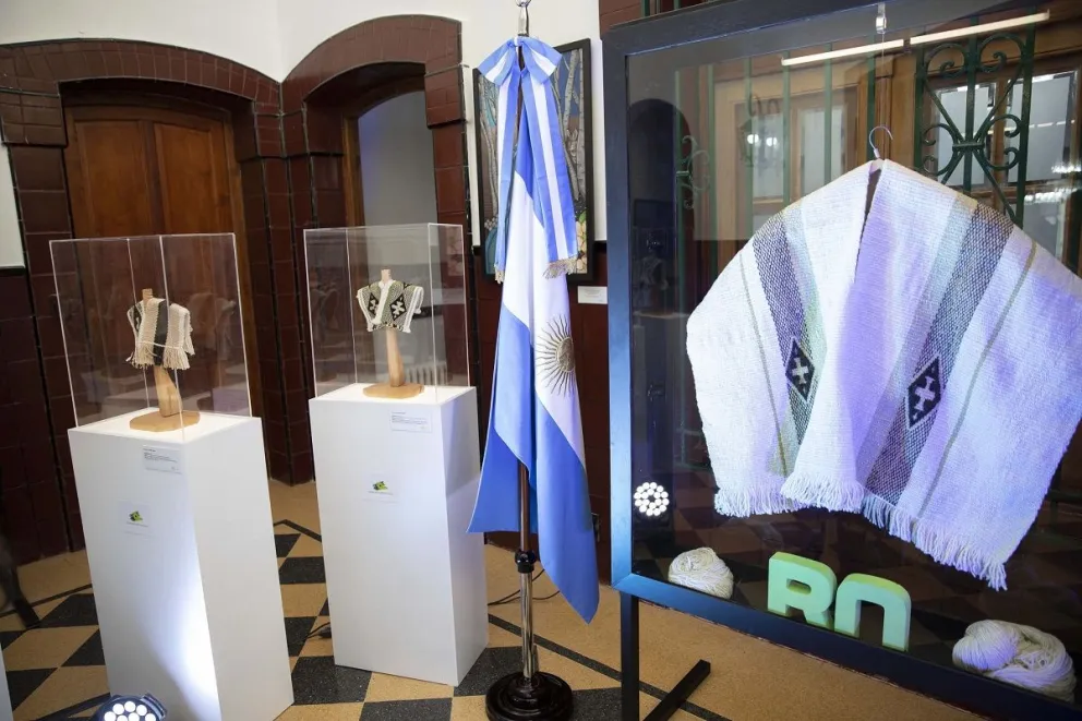 Presentaron el primer poncho rionegrino