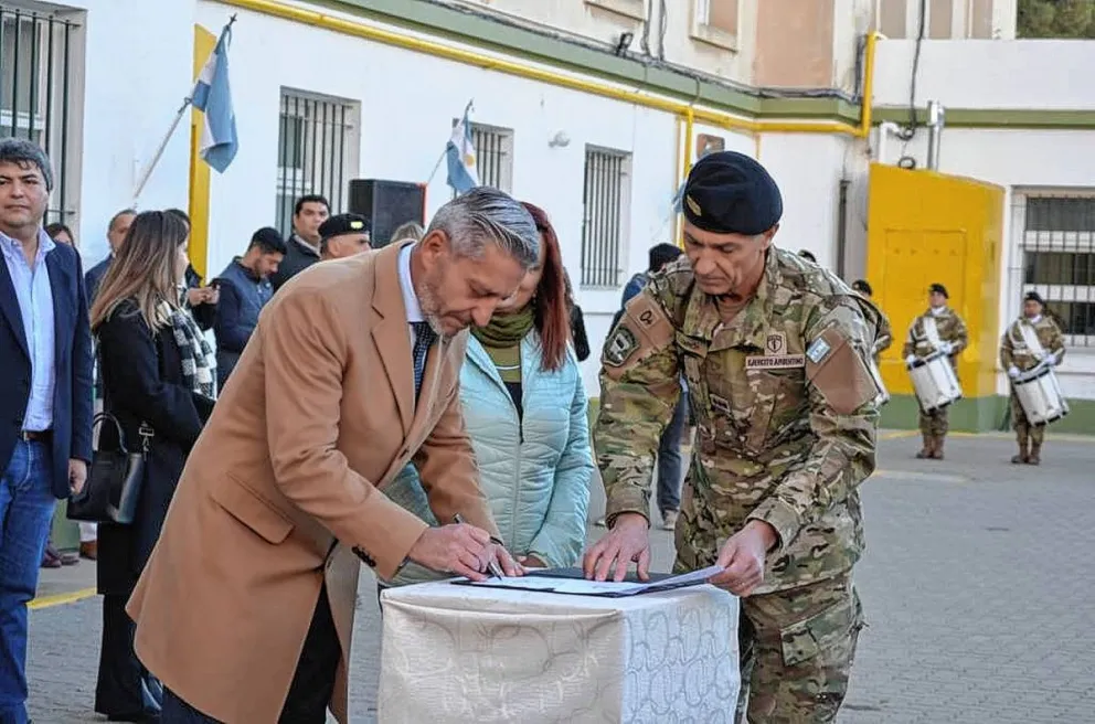 El gobernador entregó en Comodoro elementos a los nuevos voluntarios del Ejército Argentino