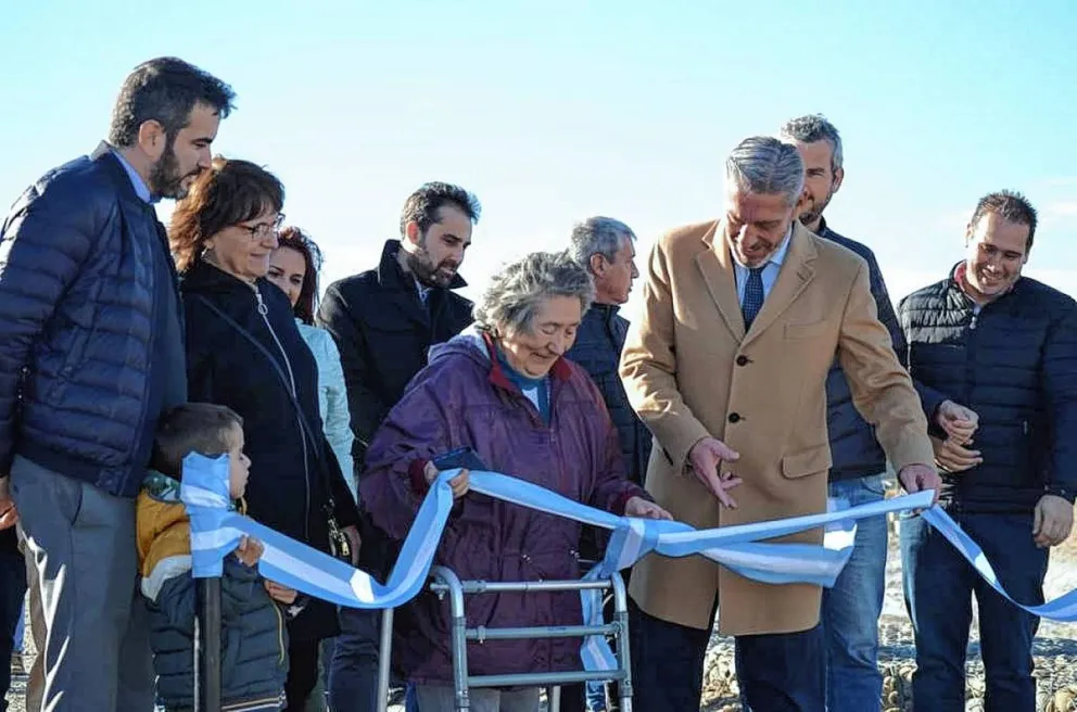 Arcioni inauguró la protección del Arroyo La Mata y anunció mejoramientos para el barrio Los Arenales