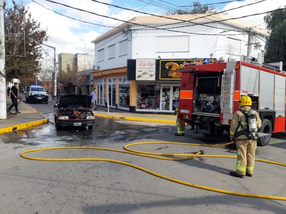 Incendio de un vehículo en el centro histórico de Villa de Merlo