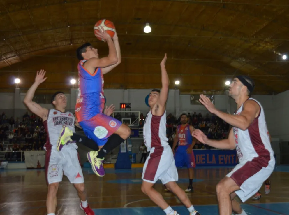 Deportivo Roca ganó con autoridad y ahora viaja a Comodoro en busca de la clasificación