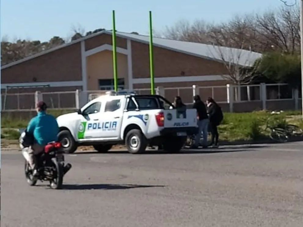 Video: Chocó a una joven en bicicleta y se dio a la fuga