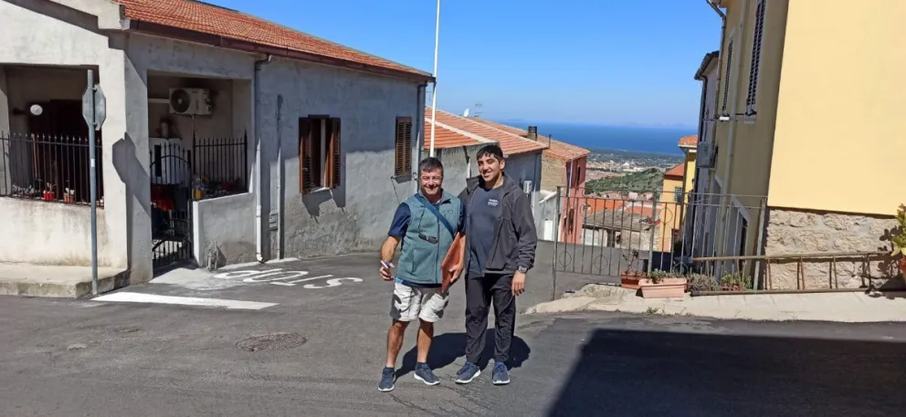 Se crió en el barrio Lavalle, estudió en la universidad pública y da capacitaciones en Italia
