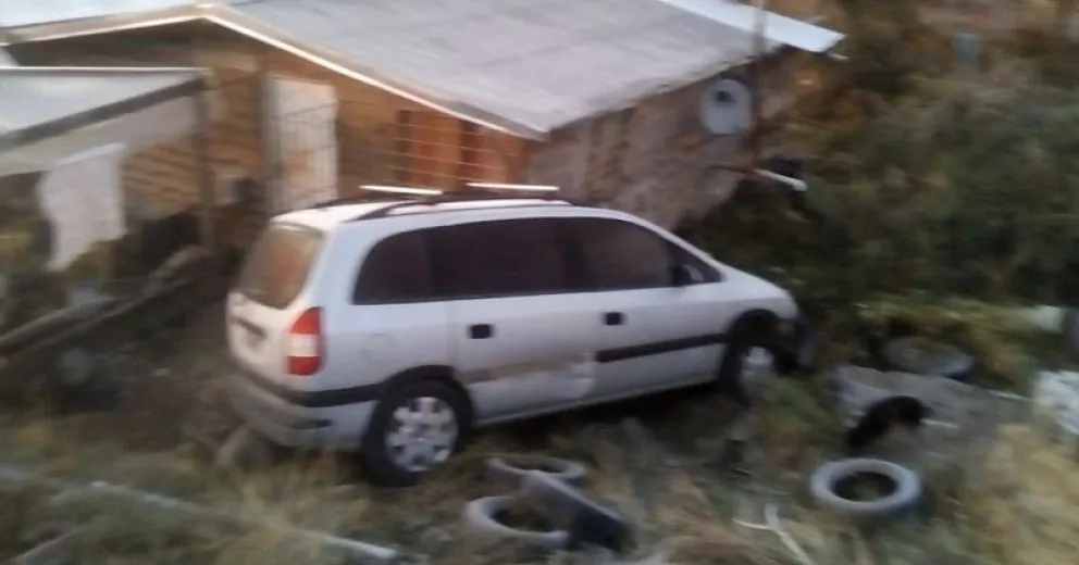 Tremendo susto en Ojo de Agua: Perdió el control de su auto y terminó a centímetros de una vivienda