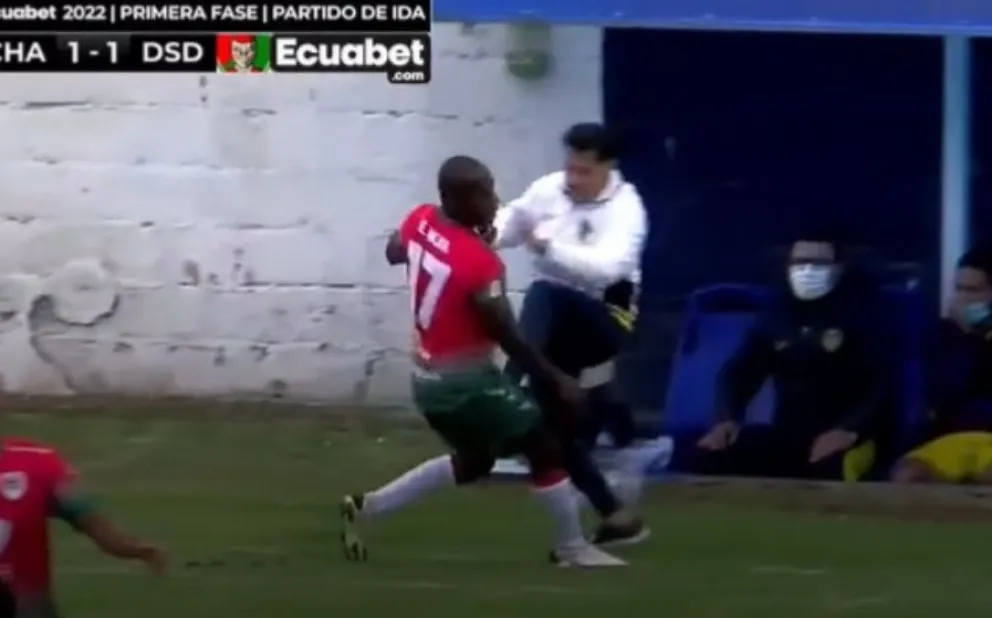 Video viral: un entrenador le dio una patada al estilo UFC a un futbolista rival