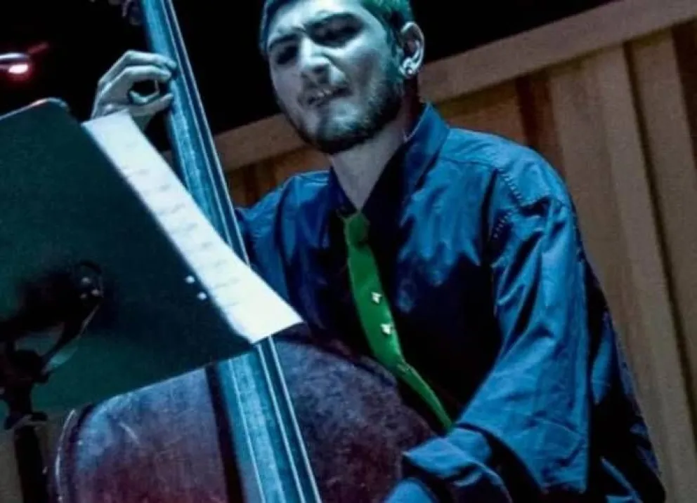 El músico roquense recuperó el contrabajo que le robaron pero estaba destrozado