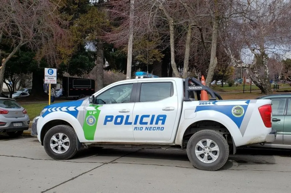 Le habían sustraído el auto tras robarle la cartera con las llaves de la casa y apareció sin ruedas 