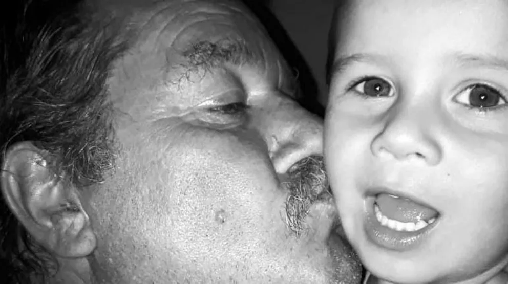 El abuelo de Lucio Dupuy se emocionó hasta las lágrimas al recibir un peluche con la voz de su nieto