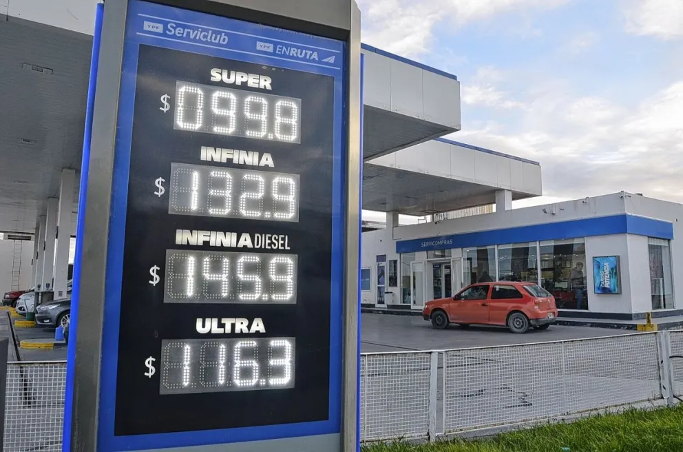Suba de combustible: Se carga la nafta necesaria “para ir tirando” todo el mes