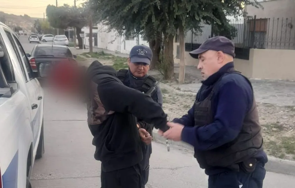 En un control efectivos de la Quinta dieron con otro hombre con pedido de captura