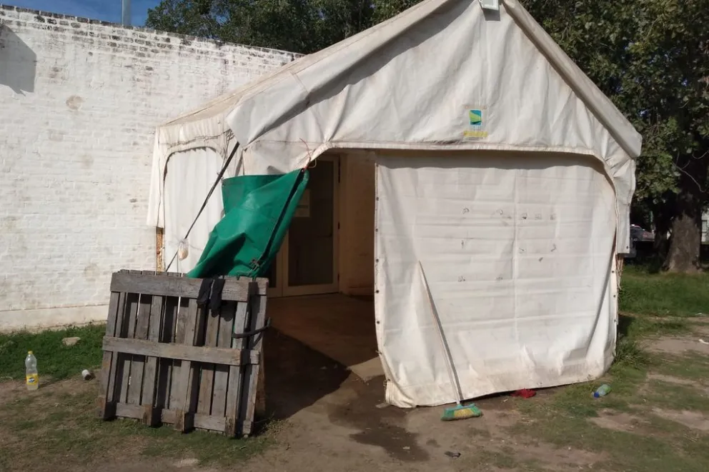 Insólita usurpación: una familia se metió a vivir en una carpa donde hacían hisopados