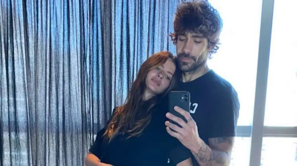 Tras los rumores de separación, la pareja de la China Suárez se mostró con otra mujer