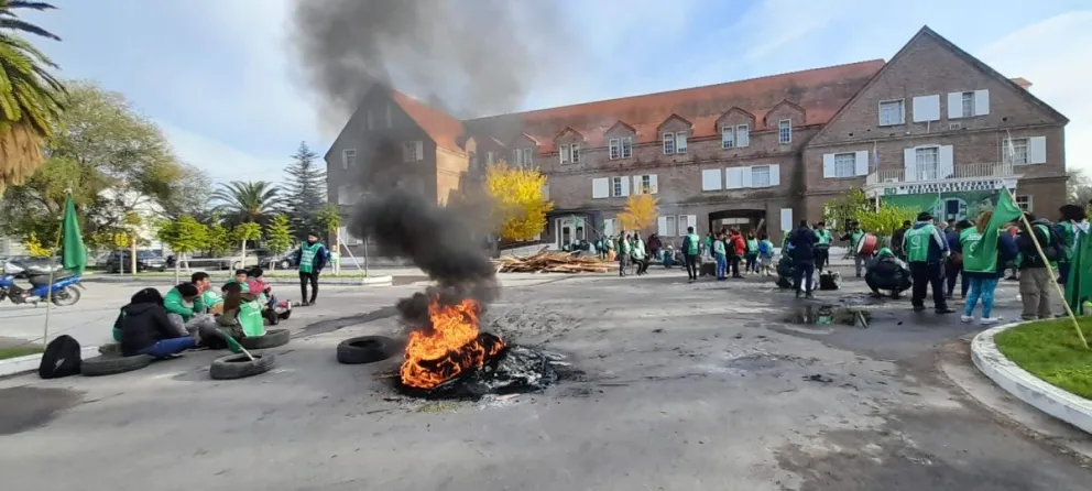 Mirá la disputa de la calle entre ATE y ASSPUR 