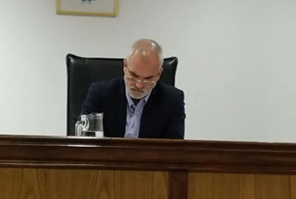 Rompió un ventanal, ingresó a la casa de su expareja y quiso sacarle el teléfono a su pareja 