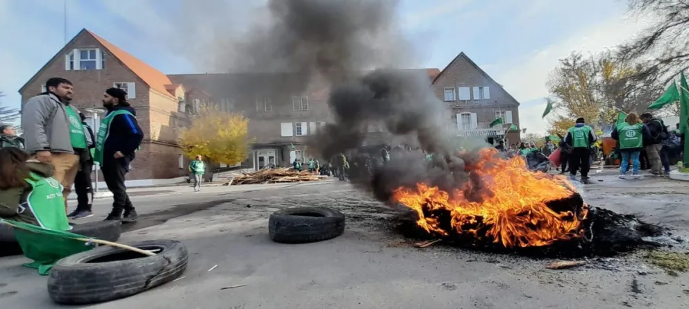 Hubo incidentes entre ATE y ASSPUR afuera del Ministerio de Economía