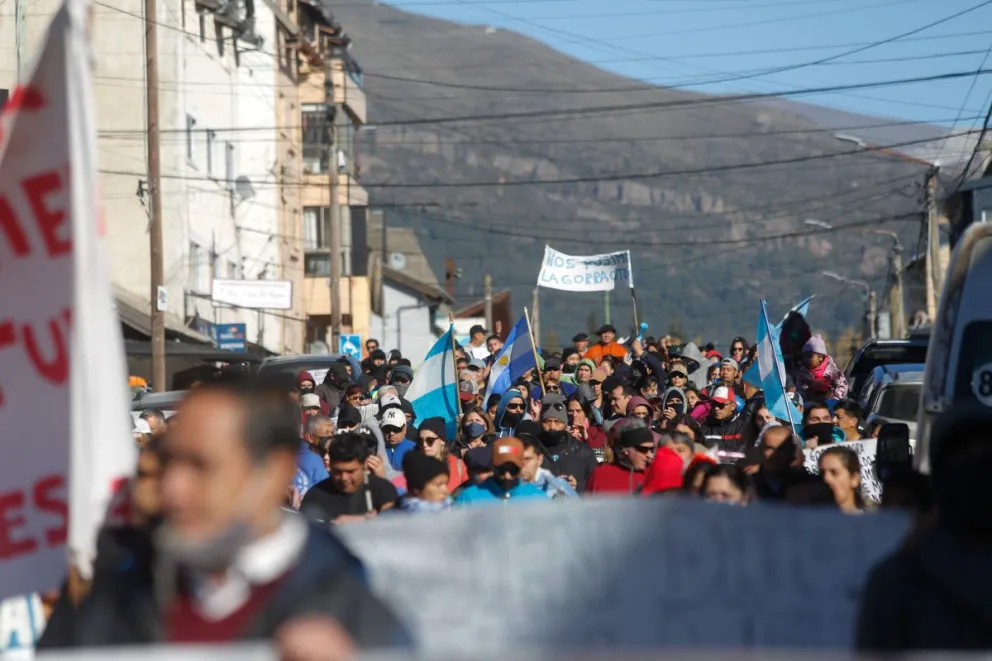 Policías y trabajadores de la salud, unidos en el reclamo
