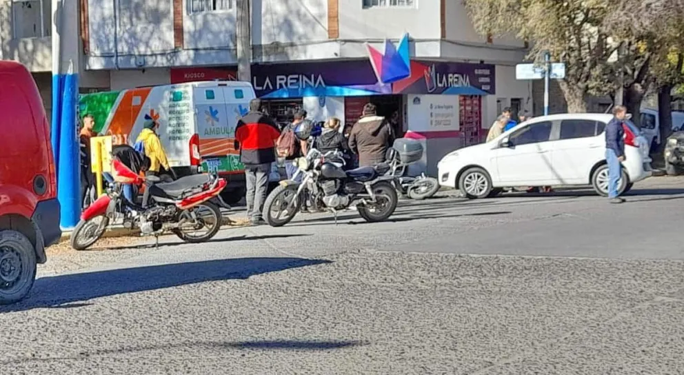 Se encontraron en un cruce peligroso y un hombre fue trasladado al hospital