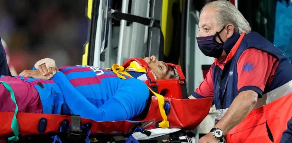 Video: tras un choque de cabezas, Araujo se desplomó y se retiró en ambulancia