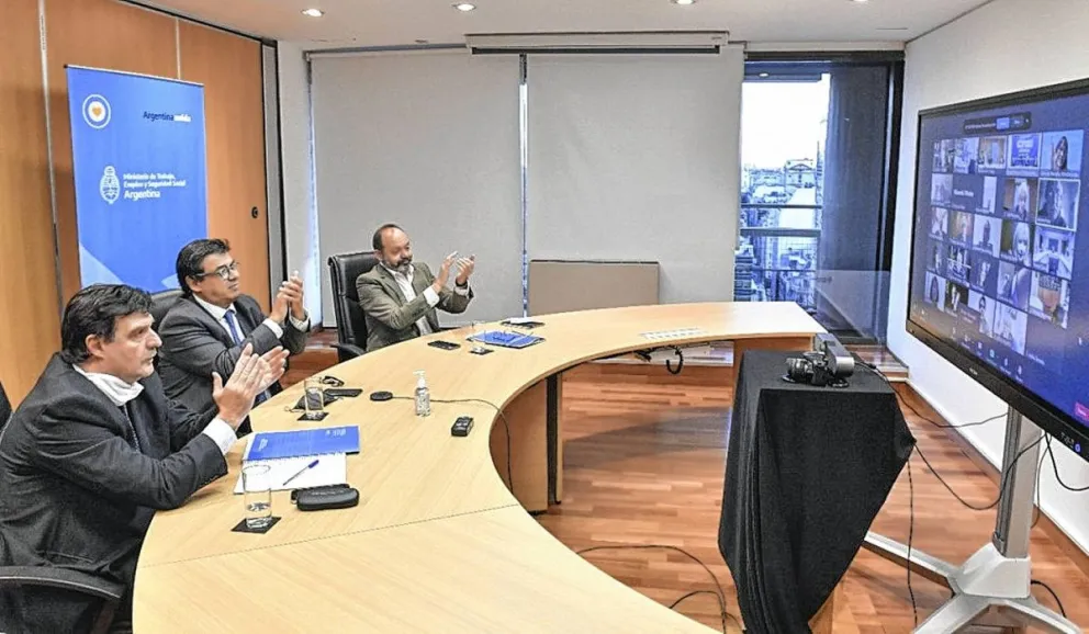 El Gobierno adelantó para junio los aumentos del salario mínimo vital y móvil