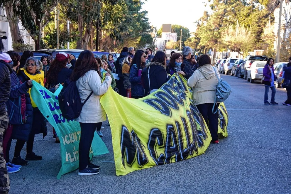 Docentes se manifestaron en Kilómetro 3 en el marco del paro provincial