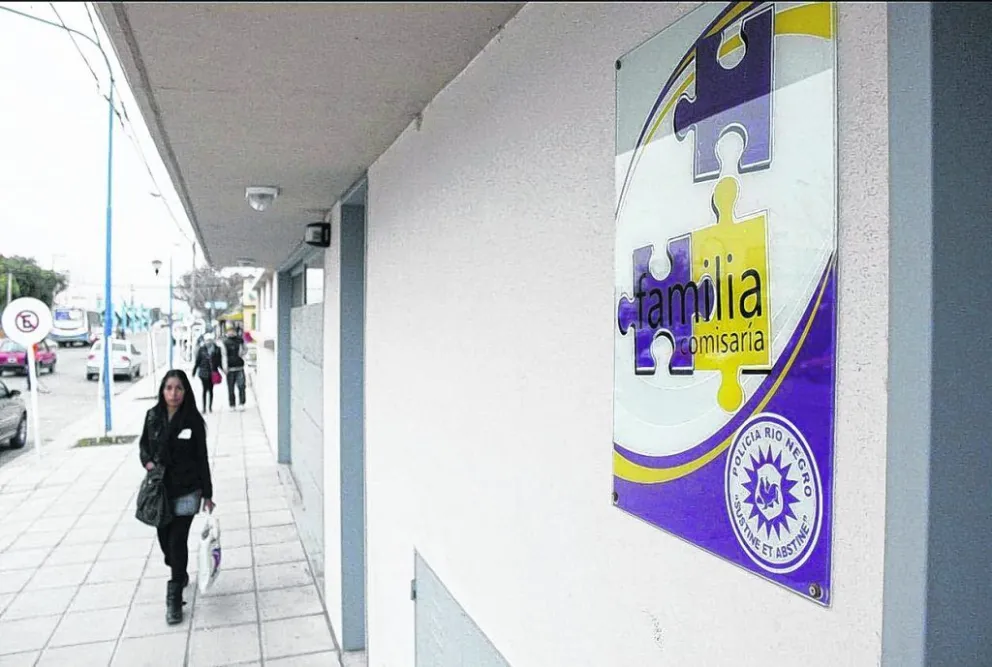 Violó las restricciones y obligó a su ex pareja y a sus bebés a escapar con él