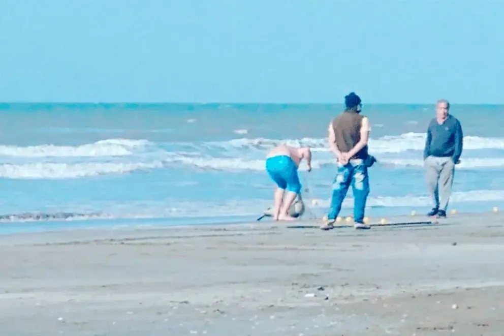 El sujeto pescó un delfín