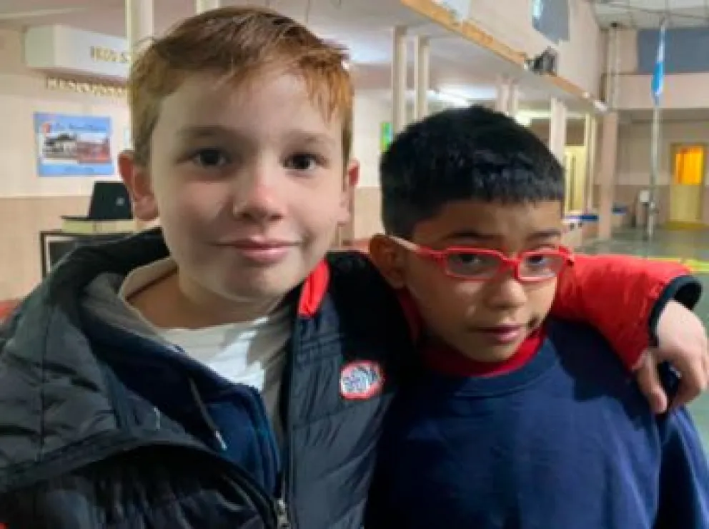 Gran amistad: un nene lanzó una campaña para comprarle lentes nuevos a su amigo y lo logró