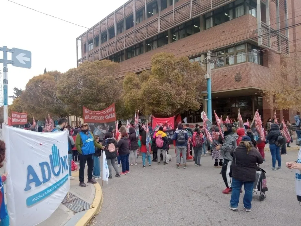 Organizaciones se manifiestan en el exterior del Juzgado Federal